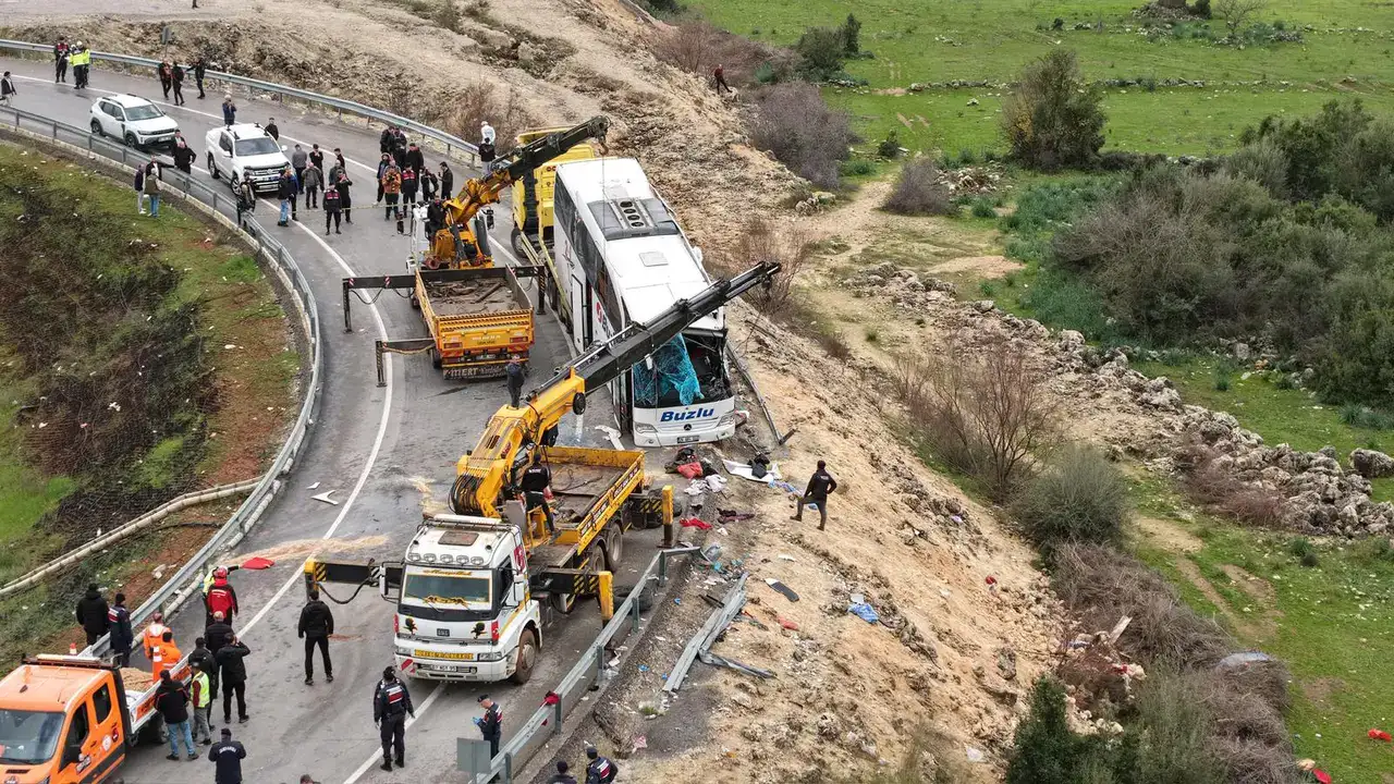 Antalya’da Yolcu Otobüsü Faciası: 10 Ölü, 24 Yaralı 10